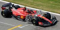 Carlos Sainz durante a pré-temporada no Bahrein em 2023. Os aerorakes serão figurinhas fáceis mais uma vez...  Foto: Scuderia Ferrari