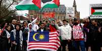 Manifestantes realizam protesto pró-Palestina em frente à Corte Internacional de Justiça  Foto: REUTERS/Piroschka van de Wouw