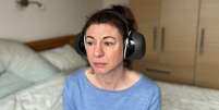 'O som está em toda parte — é como o ar, você não consegue escapar dele', conta Karen, que começou a sofrer com a hiperacusia em 2022  Foto: BBC News Brasil