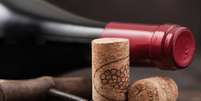 A rolha é o método mais antigo e tradicional de vedar as garrafas de vinho.   Foto: iStock