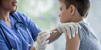 Crianças podem ser vacinadas contra dengue na escola a partir de março  Foto: iStock