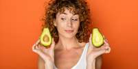 O abacate é uma fruta que oferecer diversos benefícios à saúde Foto: All kind of people | Shutterstock / Portal EdiCase