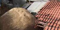 Pedra gigante atingiu parte de casa em Aparecida após deslizamento de terra  Foto: Reprodução/GloboNews