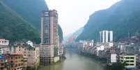 Considerada "a cidade mais estreita do mundo", Yanjin fica espremida às margens de um rio na China  Foto: Youtube / Aerial China / Reprodução
