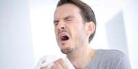 Espirros frequentes estão entre os principais sintomas de rinite  Foto: Getty Images / BBC News Brasil