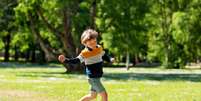 Praticar esportes beneficia crianças e adolescentes de diversas maneiras  Foto: Ground Picture | Shutterstock / Portal EdiCase