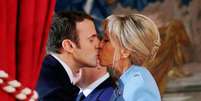 O casal presidencial francês Emmanuel Macron e Brigitte Macron: por que é tão difícil acreditar no amor e na atração sexual entre uma mulher mais velha e um homem?  Foto: Reprodução