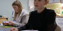 Alunos suecos usam livros físicos pela primeira vez na sala de aula; vídeo   Foto: Reprodução/DW/Youtube