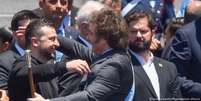 Zelenski e Milei em Buenos Aires, observados pelo chileno Boric: presidente argentino quer cúpula regional de apoio a Kiev  Foto: DW / Deutsche Welle