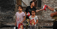 A pobreza aumentou quase 8 pontos desde Dezembro e cada vez mais famílias precisam de ajuda para sobreviver  Foto: Reuters / BBC News Brasil