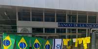 Manifestação a favor de Bolsonaro vende bandeiras do Brasil e de Israel   Foto: Hugo Barbosa/Terra