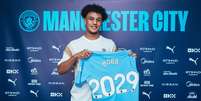 Oscar Bobb estreou no time principal do Manchester City nesta temporada   Foto: Divulga&ccedil;&atilde;o | Manchester City / Esporte News Mundo