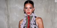 Bruna Marquezine investe fortuna em vestido de luxo na Semana de Moda e e fã brinca: 'Parece aquela lagarta que queima'.  Foto: Getty Images / Purepeople