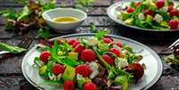 Salada de rúcula com framboesa  Foto: DronG | Shutterstock / Portal EdiCase