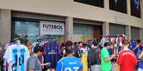 Colecionadores de camisas de time reunidos no estádio do Pacaembu   Foto: Thomaz Henrique / Esporte News Mundo