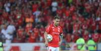 Alan Patrick cobrando pênalti para derrotar o Grêmio no Beira-Rio no último lance do jogo  Foto: Esporte News Mundo