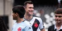  Foto: Leandro Amorim/Vasco - Legenda: Lucas Piton antes de Botafogo x Vasco, jogo em que marcou / Jogada10