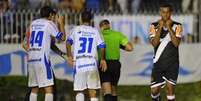  Foto: Divulgação / Vasco - Legenda: Elton comemora pênalti marcado na semifinal contra o Avaí, em 2011 / Jogada10