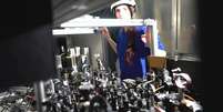 Lisa Goggler está entre os criadores de um complexo sistema de lasers para resfriar átomos de positrônio  Foto: CERN / BBC News Brasil