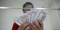 Homem mostra notas de dólares
17/07/2015
REUTERS/Soe Zeya Tun/File Photo  Foto: Reuters
