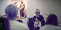 Padre Licio, pároco na Zona Leste de São Paulo, viu no suicídio do pai uma motivação para se especializar no tema  Foto: BBC News Brasil