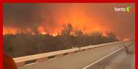 Bombeiros dirigem em 'estrada de fogo' em combate a incêndios florestais no Texas  Foto: Reprodução