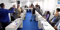 Vereadores trocaram socos nesta quarta-feira, 28, em sessão transmitida ao vivo em Câmara na Bahia  Foto: Reprodução/Estadão