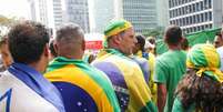 Manifestantes trajam bandeira de Israel durante ato pró-Bolsonaro na Avenida Paulista  Foto: Tiago Queiroz/Estadão / Estadão