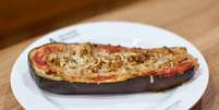 Com apenas 6 ingredientes, você prepara esta berinjela recheada de atum e molho de tomate  Foto: Vitória Magalhães/Anhembi Morumbi