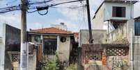 Casa abandonada na rua Coronel Virgílio dos Santos, 121, onde funcionava um alfaiate. Três vizinhos pegaram dengue Foto: Marcos Zibordi