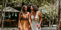 Bruna e Nayara estão juntas há 12 anos e compartilham dicas de viagem para a comunidade LGBTQIA+ nas redes sociais Foto: Reprodução: Instagram/bespelomundoo