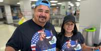 Moisés Bazán e sua esposa quando desembarcaram no aeroporto de El Salvador, em 1º de fevereiro de 2024  Foto: Leire Ventas / BBC News Brasil