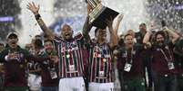 Felipe Melo ergue o troféu ao lado de German Cano.   Foto: Mauro Pimentel /AFP via Getty Images / Esporte News Mundo