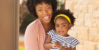 A maternidade, ainda hoje, implica desafios constantes no mercado de trabalho para as mães Foto: pixelheadphoto digitalskillet | Shutterstock / Portal EdiCase