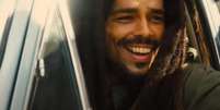 O ator Kingsley Ben-Adir interpreta Bob Marley no filme biográfico One Love Foto: Divulgação