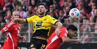  Foto: Tobias Schwarz /AFP via Getty Images - Legenda: Niclas Füllkrug (de amarelo) disputa a bola com Doekhi, do Union Berlin / Jogada10