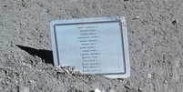 Placa na Lua homenageando astronautas falecidos, incluindo Komarov (Imagem: Domínio público via NASA/Wikimedia Commons) Foto: Canaltech