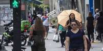 Relógios na Avenida Paulista marcando temperatura acima de 30º em dia de forte calor na cidade de São Paulo.  Foto: Taba Benedicto/Estadão - 16/11/23 / Estadão