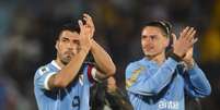 Luis Suárez e Darwin Núñez agradeceram a torcida ao final de jogo do Uruguai   Foto: DANTE FERNANDEZ | AFP via Getty Images / Esporte News Mundo