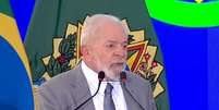Lula durante assinatura do projeto de lei que regulamenta motoristas por app  Foto: Reprodução/TV BrasilGov