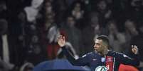  Foto: Julien de Rosa/AFP via Getty Images - Legenda: Mbappé vai sair em junho e PSG espera faturar / Jogada10