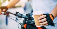 Mão de ciclista segurando copo de café  Foto: Getty Images / BBC News Brasil