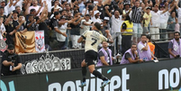 Jogador do Corinthians comemorando gol com a torcida.   Foto: Foto: Reprodução Instagram @corinthians