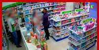 Homem enxuga lágrimas de mulher ao assaltar farmácia no interior de SP  Foto: Reprodução