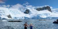 casal realizando um mergulho polar na Antártida.   Foto: Foto: Istock