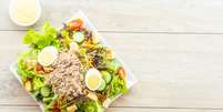 Aprenda a receita de salada de macarrão proteica com atum  Foto: lifeforstock/Freepik / Boa Forma