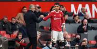 Solskjaer e Cristiano Ronaldo se cumprimentam em jogo do Manchester United   Foto: OLI SCARFF | AFP via Getty Images / Esporte News Mundo