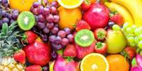 As frutas são opções leves e nutritivas para emagrecer com saúde  Foto: CHALERMCHAI99 | Shutterstock / Portal EdiCase