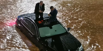 Cônsul dos Emirados Árabes é resgatado de enchente em SP pelo teto solar de BMW  Foto: Reprodução/Redes Sociais