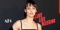 A atriz Kristen Stewart, de 33 anos, apostou em um look supercavado para a estreia de seu novo filme, ‘Love Lies Bleeding’  Foto: Getty Images